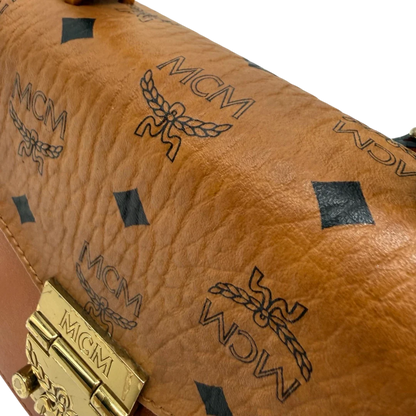 https://cdn.shopify.com/s/files/1/0564/9376/8855/files/MCM_Umhangetasche_Tracy_small_Satchel_visetos_braun_16.webp?v=1784794735