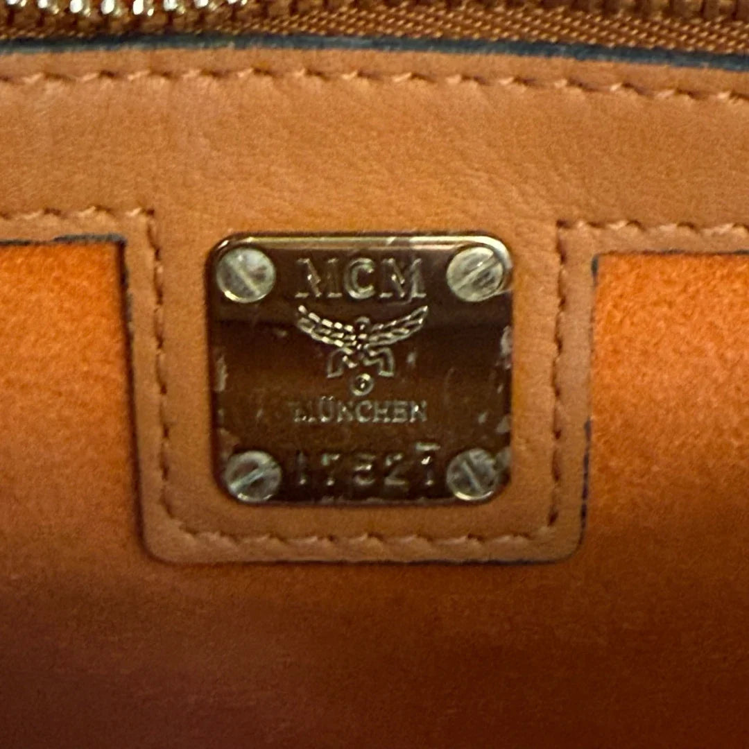 https://cdn.shopify.com/s/files/1/0564/9376/8855/files/MCM_Umhangetasche_Tracy_small_Satchel_visetos_braun_18.webp?v=1784794735