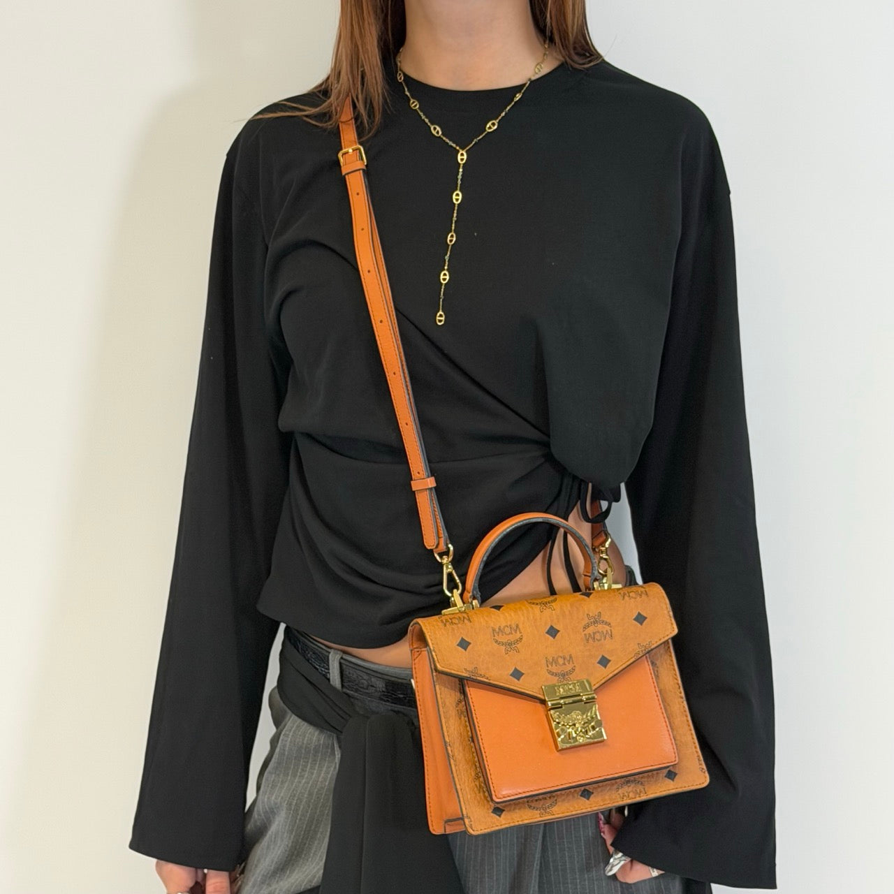 https://cdn.shopify.com/s/files/1/0564/9376/8855/files/MCM_Umhangetasche_Tracy_small_Satchel_visetos_braun_2.jpg?v=1784794735