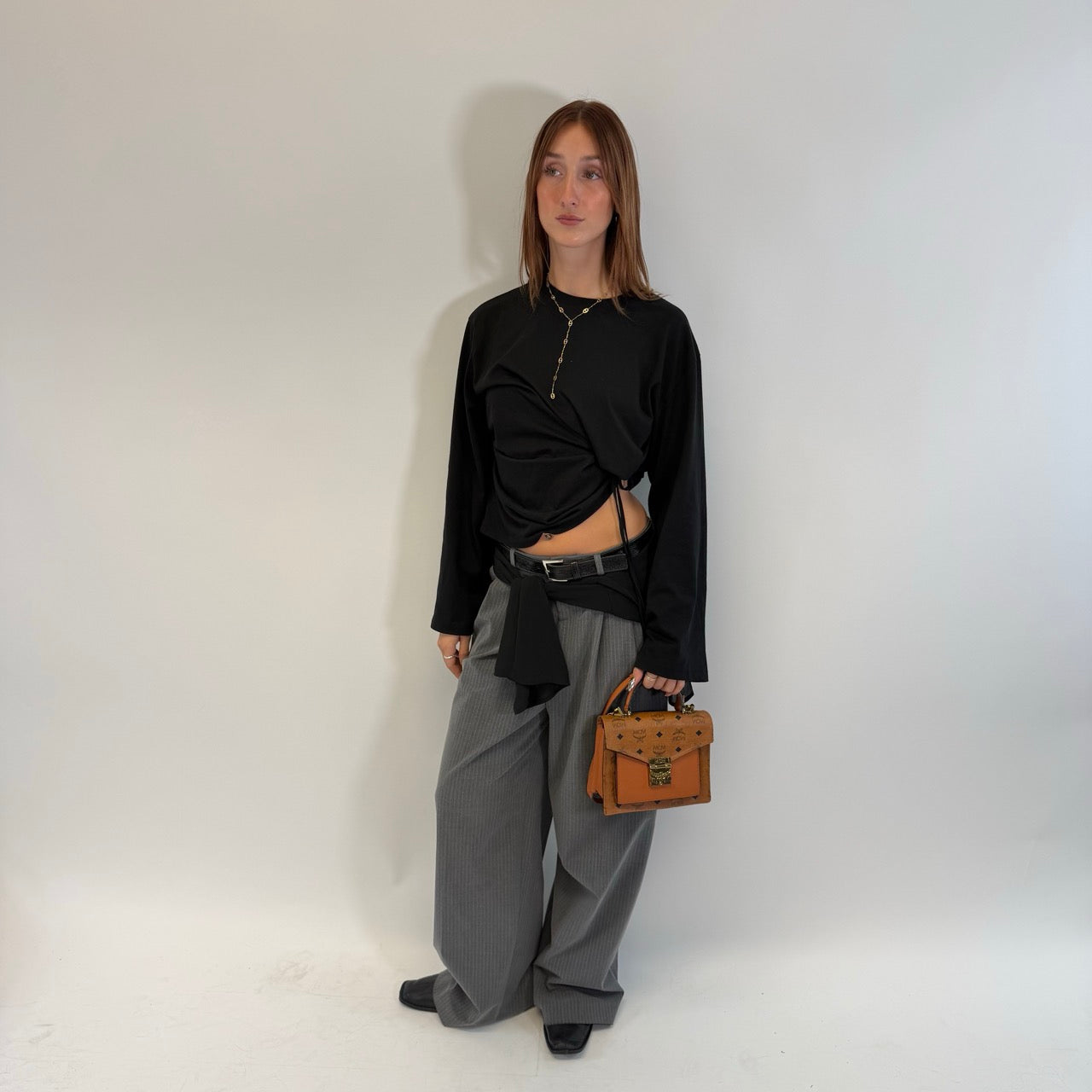 https://cdn.shopify.com/s/files/1/0564/9376/8855/files/MCM_Umhangetasche_Tracy_small_Satchel_visetos_braun_3.jpg?v=1784794735