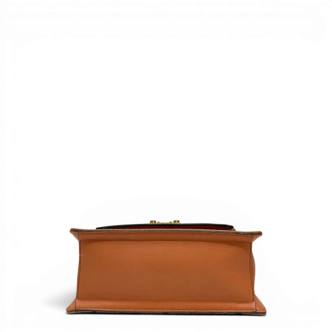 https://cdn.shopify.com/s/files/1/0564/9376/8855/files/MCM_Umhangetasche_Tracy_small_Satchel_visetos_braun_8.webp?v=1784794734