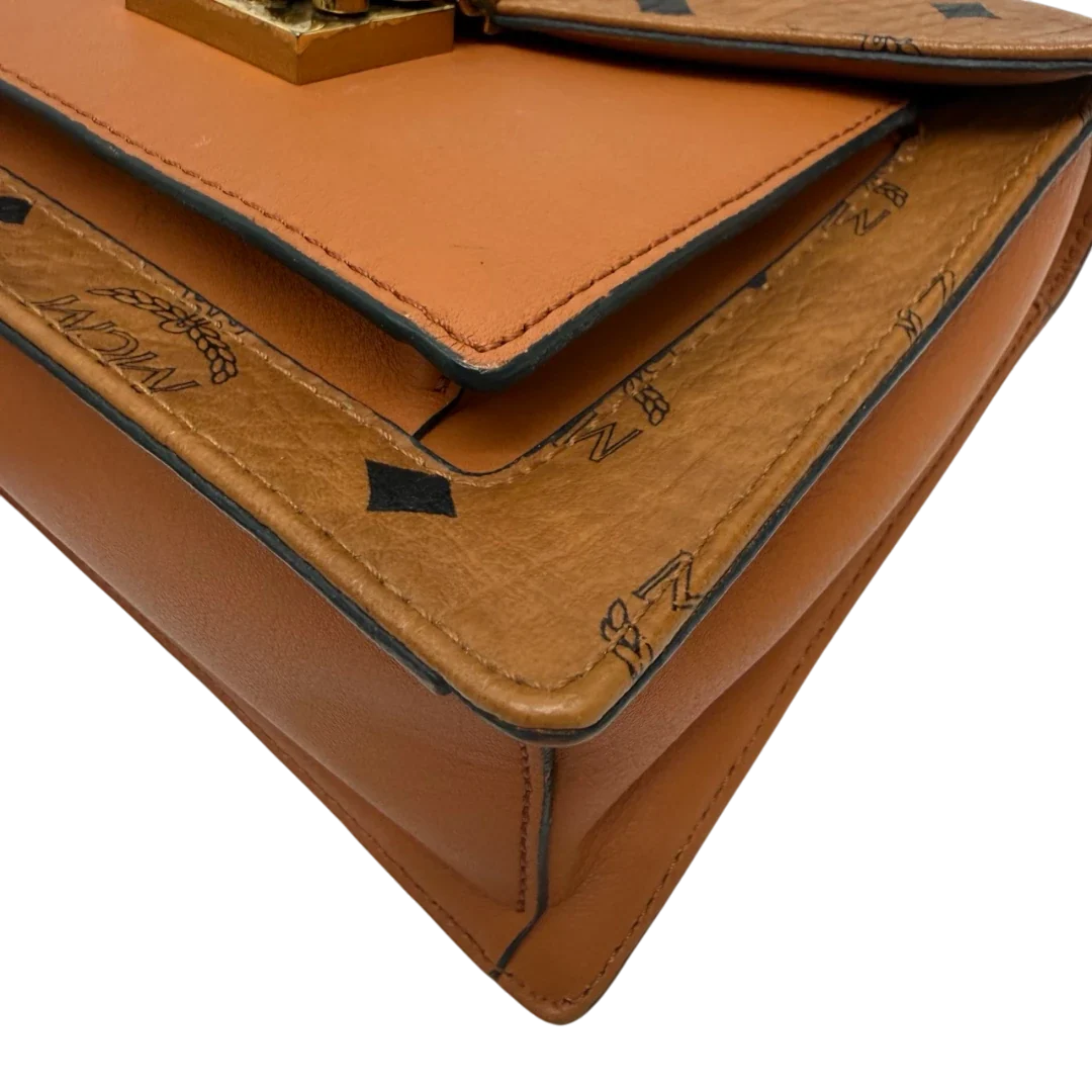 https://cdn.shopify.com/s/files/1/0564/9376/8855/files/MCM_Umhangetasche_Tracy_small_Satchel_visetos_braun_9.webp?v=1784794735