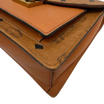 https://cdn.shopify.com/s/files/1/0564/9376/8855/files/MCM_Umhangetasche_Tracy_small_Satchel_visetos_braun_9.webp?v=1784794735