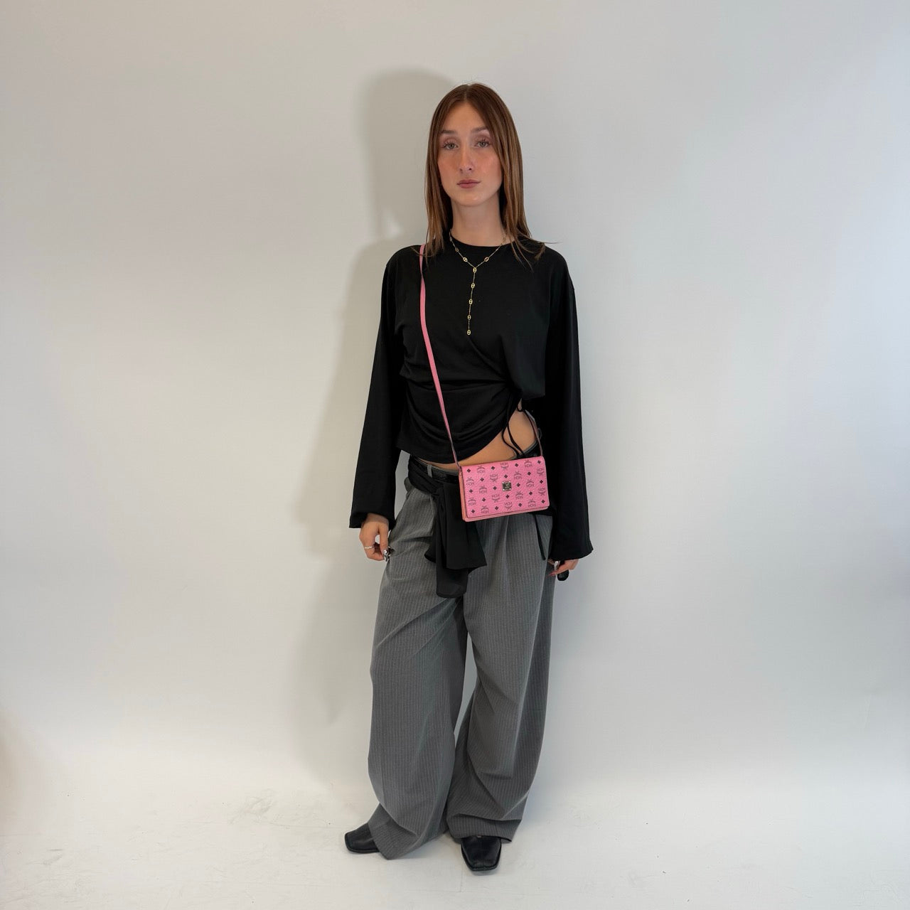 https://cdn.shopify.com/s/files/1/0564/9376/8855/files/MCM_Umhangetasche_Wallet_on_Chain_visetos_pink_1.jpg?v=1784794519