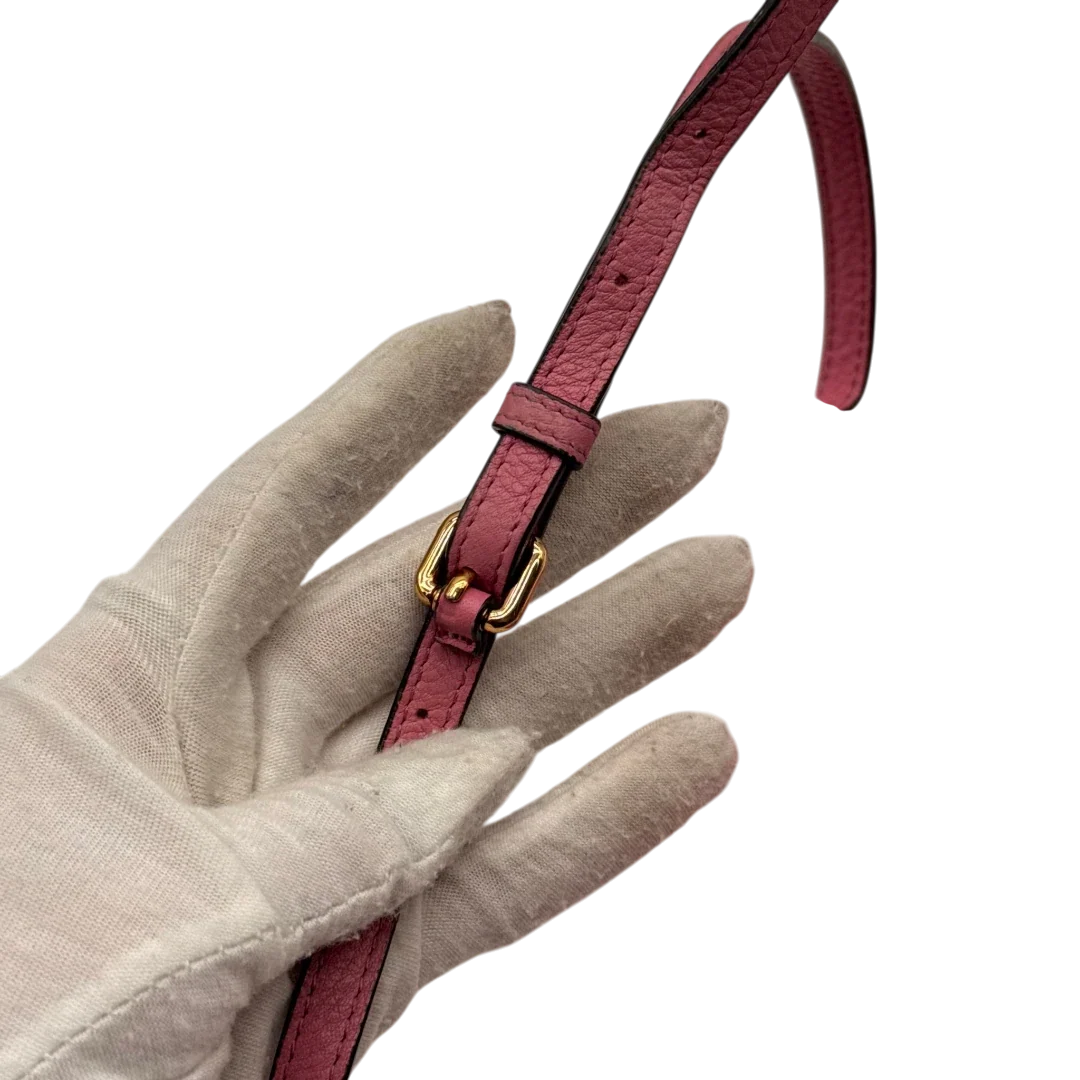 https://cdn.shopify.com/s/files/1/0564/9376/8855/files/MCM_Umhangetasche_Wallet_on_Chain_visetos_pink_16.webp?v=1784794518