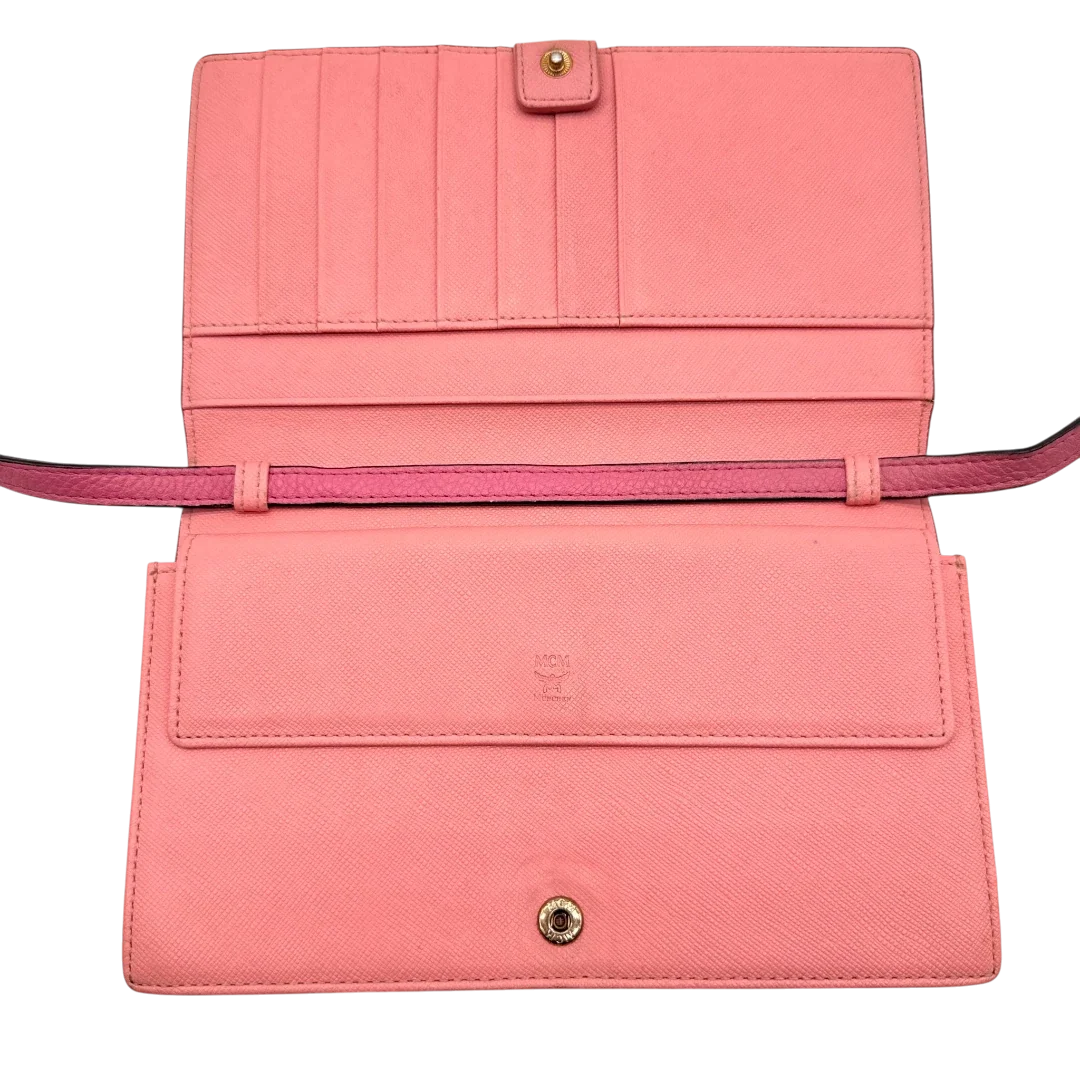 https://cdn.shopify.com/s/files/1/0564/9376/8855/files/MCM_Umhangetasche_Wallet_on_Chain_visetos_pink_17.webp?v=1784794519