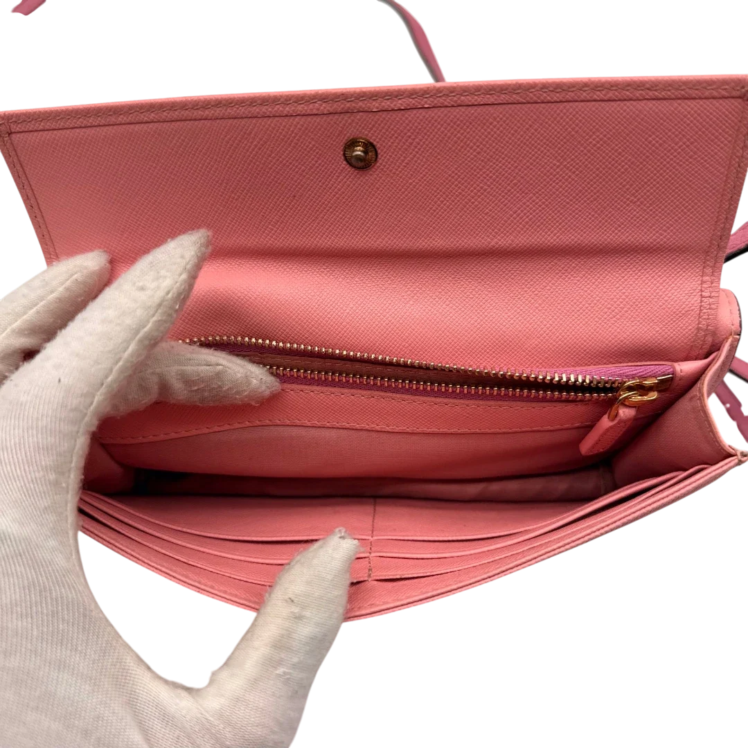 https://cdn.shopify.com/s/files/1/0564/9376/8855/files/MCM_Umhangetasche_Wallet_on_Chain_visetos_pink_19.webp?v=1784794519