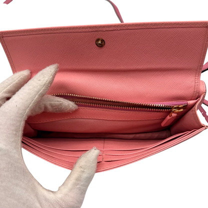 https://cdn.shopify.com/s/files/1/0564/9376/8855/files/MCM_Umhangetasche_Wallet_on_Chain_visetos_pink_19.webp?v=1784794519