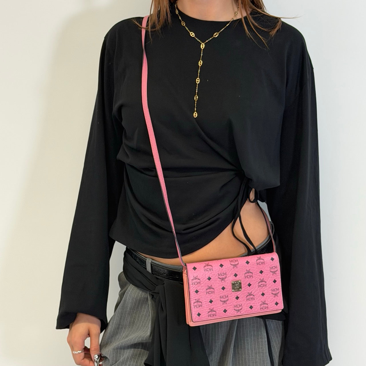 https://cdn.shopify.com/s/files/1/0564/9376/8855/files/MCM_Umhangetasche_Wallet_on_Chain_visetos_pink_2.jpg?v=1784794519
