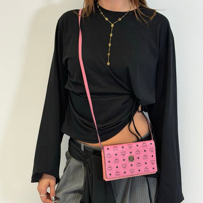 https://cdn.shopify.com/s/files/1/0564/9376/8855/files/MCM_Umhangetasche_Wallet_on_Chain_visetos_pink_2.jpg?v=1784794519