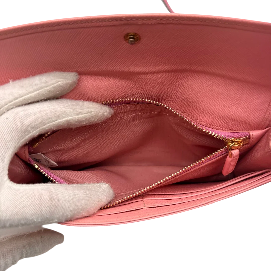 https://cdn.shopify.com/s/files/1/0564/9376/8855/files/MCM_Umhangetasche_Wallet_on_Chain_visetos_pink_20.webp?v=1784794519