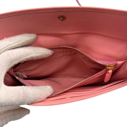 https://cdn.shopify.com/s/files/1/0564/9376/8855/files/MCM_Umhangetasche_Wallet_on_Chain_visetos_pink_20.webp?v=1784794519