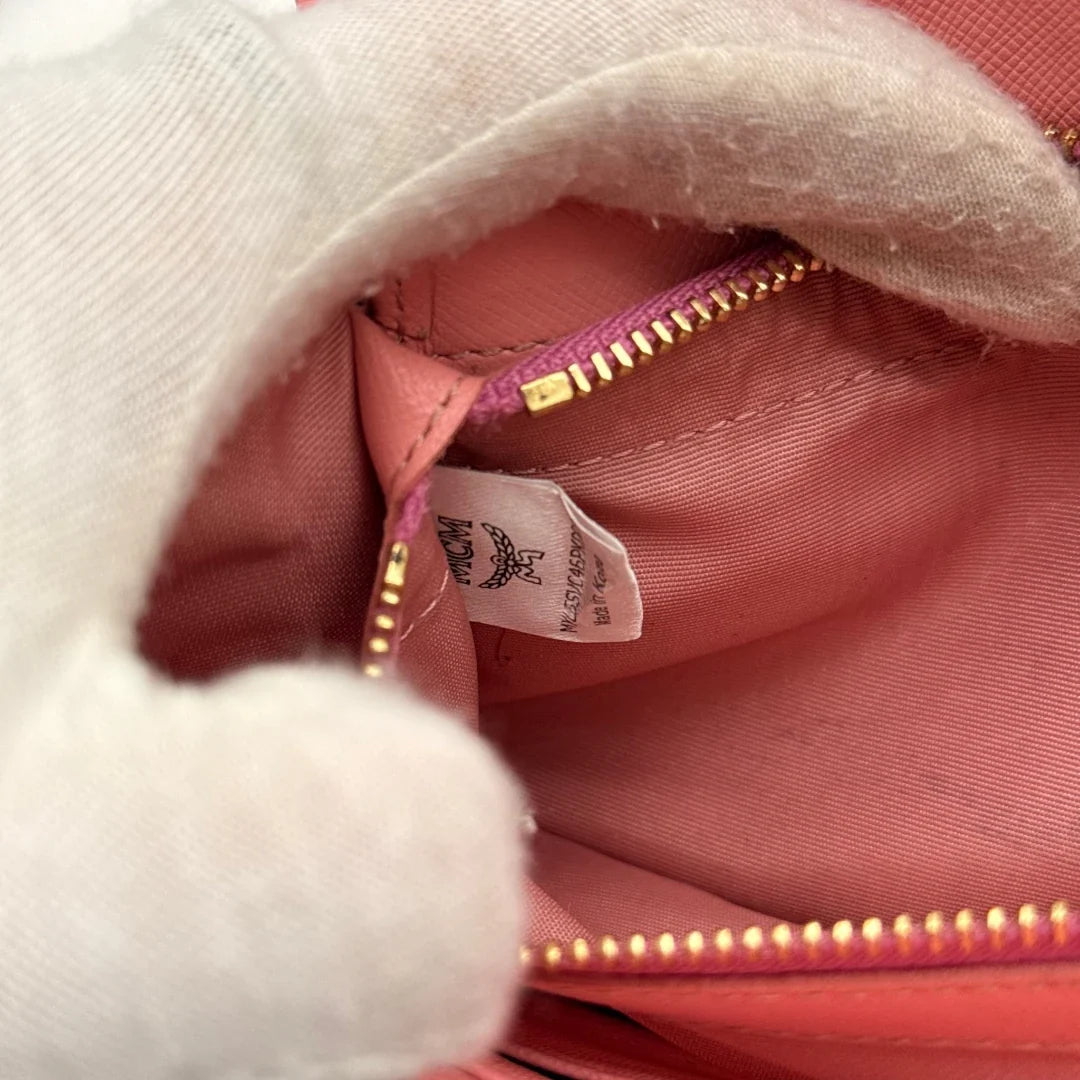 https://cdn.shopify.com/s/files/1/0564/9376/8855/files/MCM_Umhangetasche_Wallet_on_Chain_visetos_pink_21.webp?v=1784794519