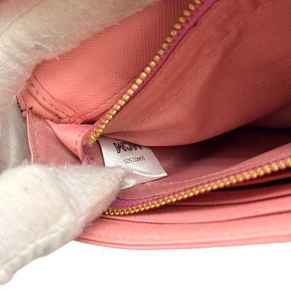 https://cdn.shopify.com/s/files/1/0564/9376/8855/files/MCM_Umhangetasche_Wallet_on_Chain_visetos_pink_22.webp?v=1784794518