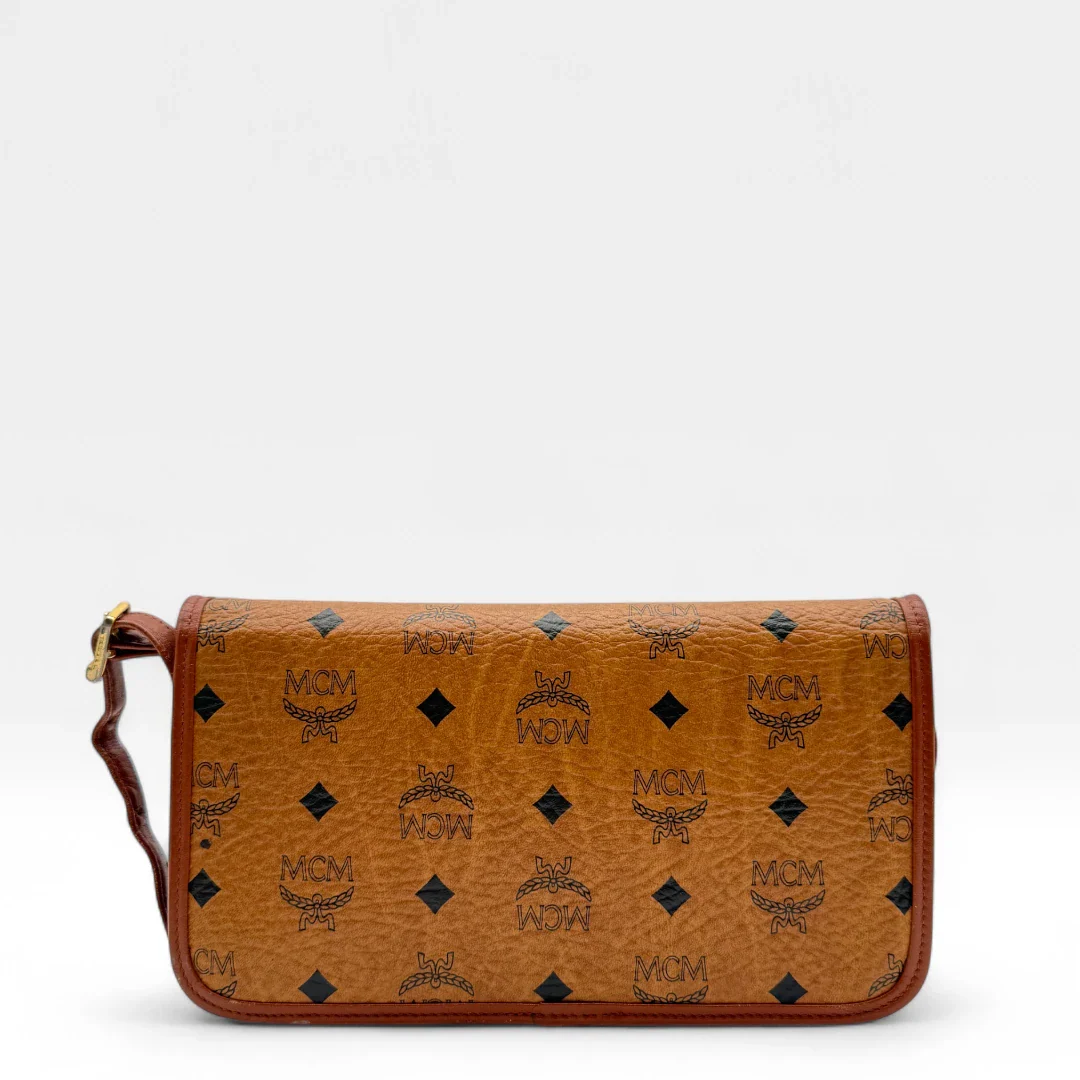 https://cdn.shopify.com/s/files/1/0564/9376/8855/files/MCM_Umhangetasche_monogram_braun_second_hand_designer_MCM_crossbody2075.webp?v=1753351676