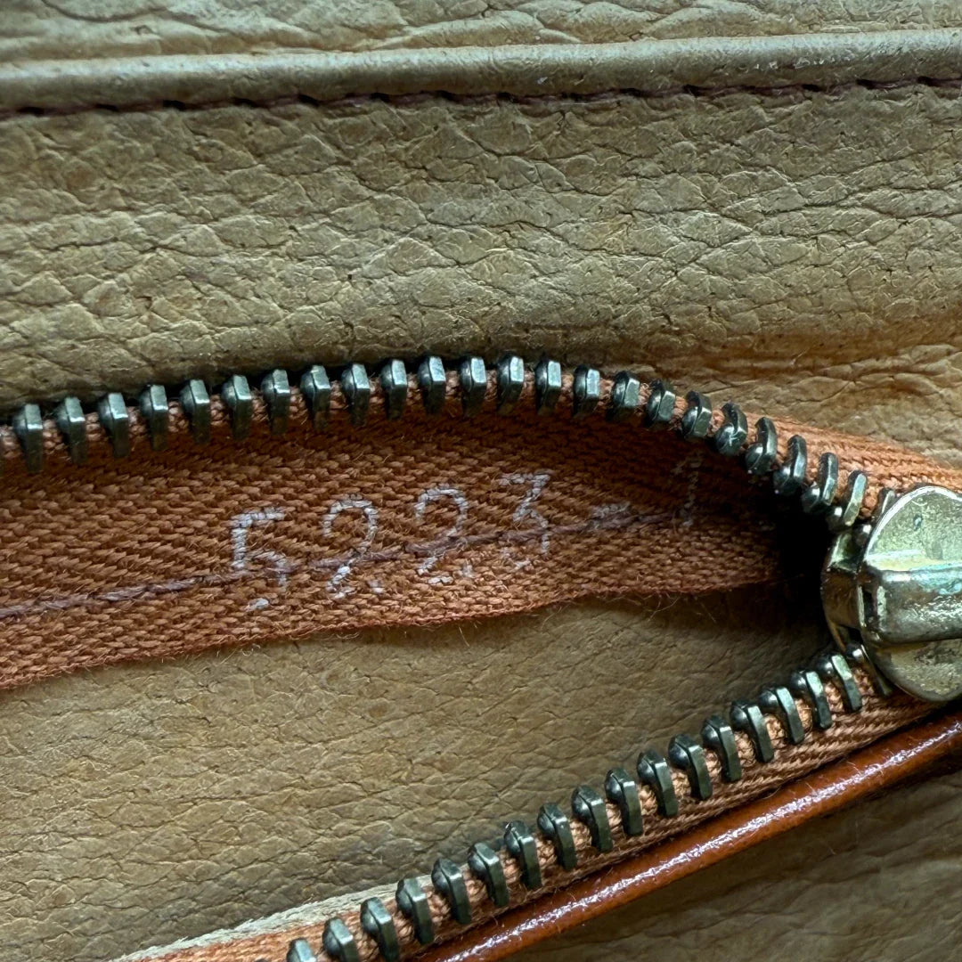 https://cdn.shopify.com/s/files/1/0564/9376/8855/files/MCM_Umhangetasche_monogram_braun_second_hand_designer_MCM_crossbody2089.webp?v=1753351676