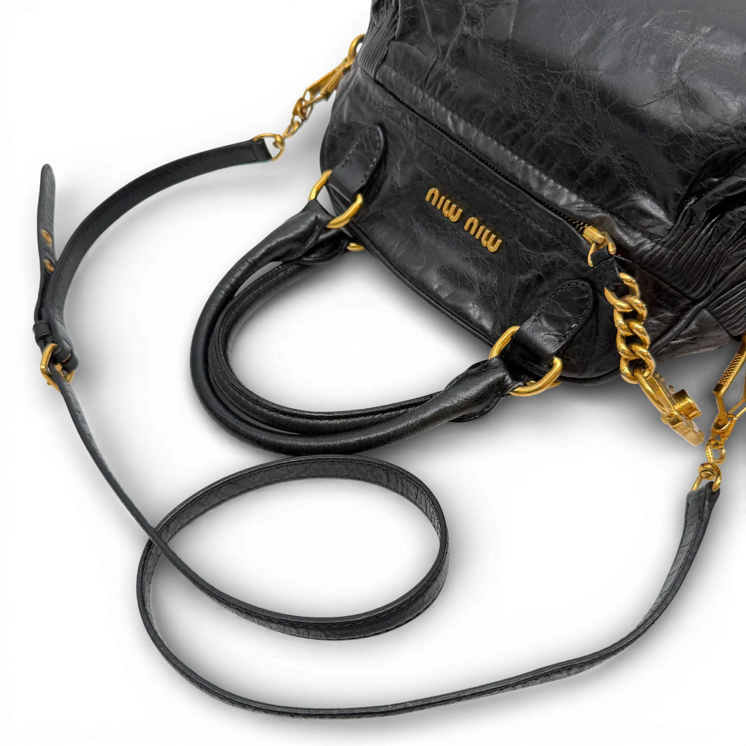 https://cdn.shopify.com/s/files/1/0564/9376/8855/files/MiuMiuHandtascheVitellomitUmhangegurtausLederschwarz_0142.webp?v=1771411481