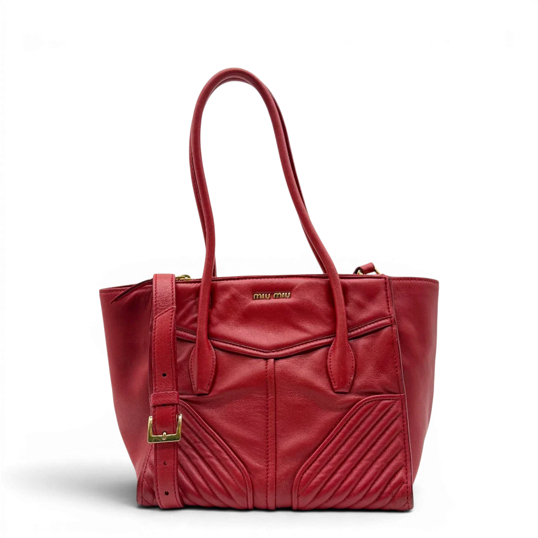 https://cdn.shopify.com/s/files/1/0564/9376/8855/files/Miu_Miu_Handtasche_Biker_aus_Leder_rot_1.webp?v=1781854920