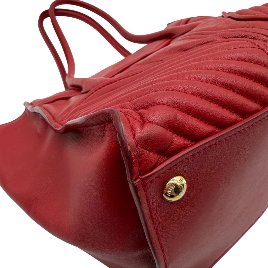 https://cdn.shopify.com/s/files/1/0564/9376/8855/files/Miu_Miu_Handtasche_Biker_aus_Leder_rot_10.webp?v=1781854920