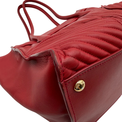 https://cdn.shopify.com/s/files/1/0564/9376/8855/files/Miu_Miu_Handtasche_Biker_aus_Leder_rot_10.webp?v=1781854920