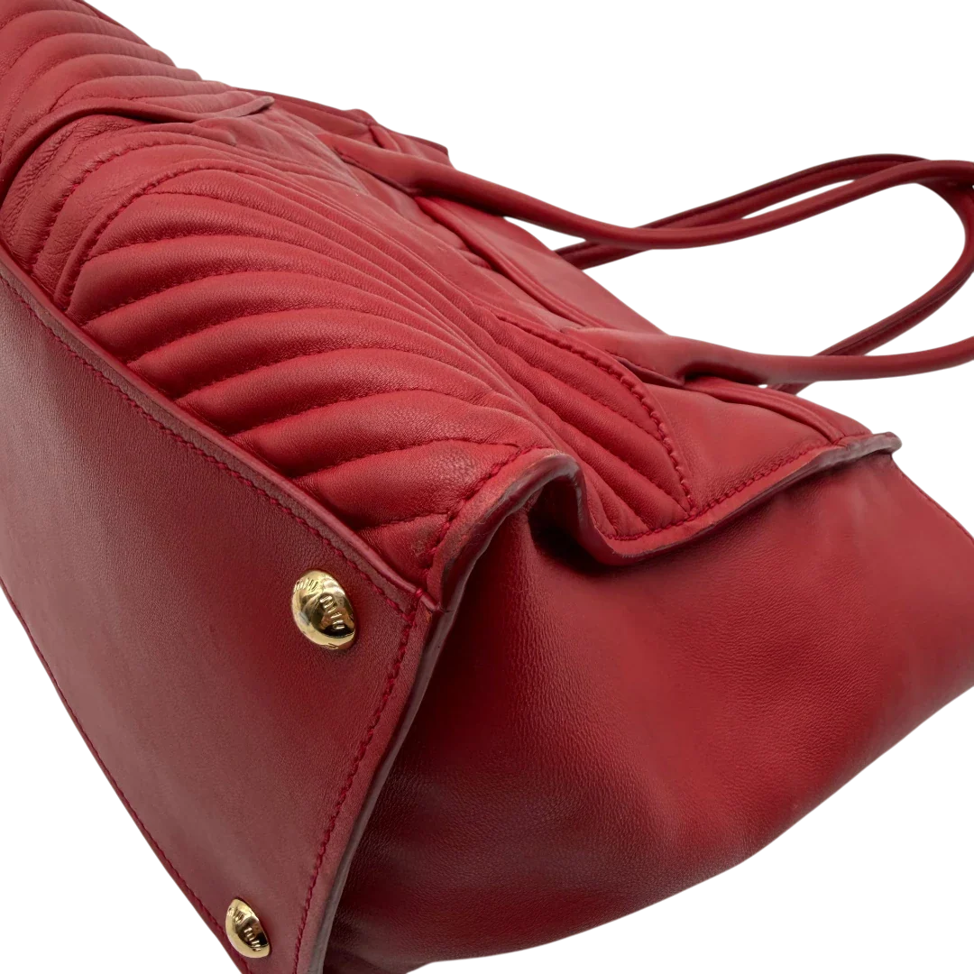 https://cdn.shopify.com/s/files/1/0564/9376/8855/files/Miu_Miu_Handtasche_Biker_aus_Leder_rot_11.webp?v=1781854920