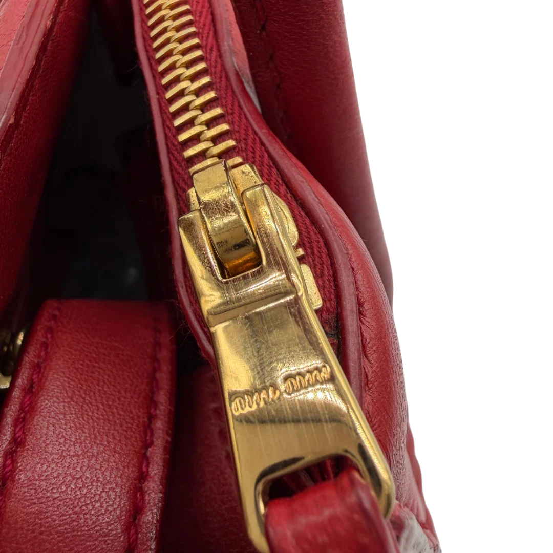 https://cdn.shopify.com/s/files/1/0564/9376/8855/files/Miu_Miu_Handtasche_Biker_aus_Leder_rot_12.webp?v=1781854920