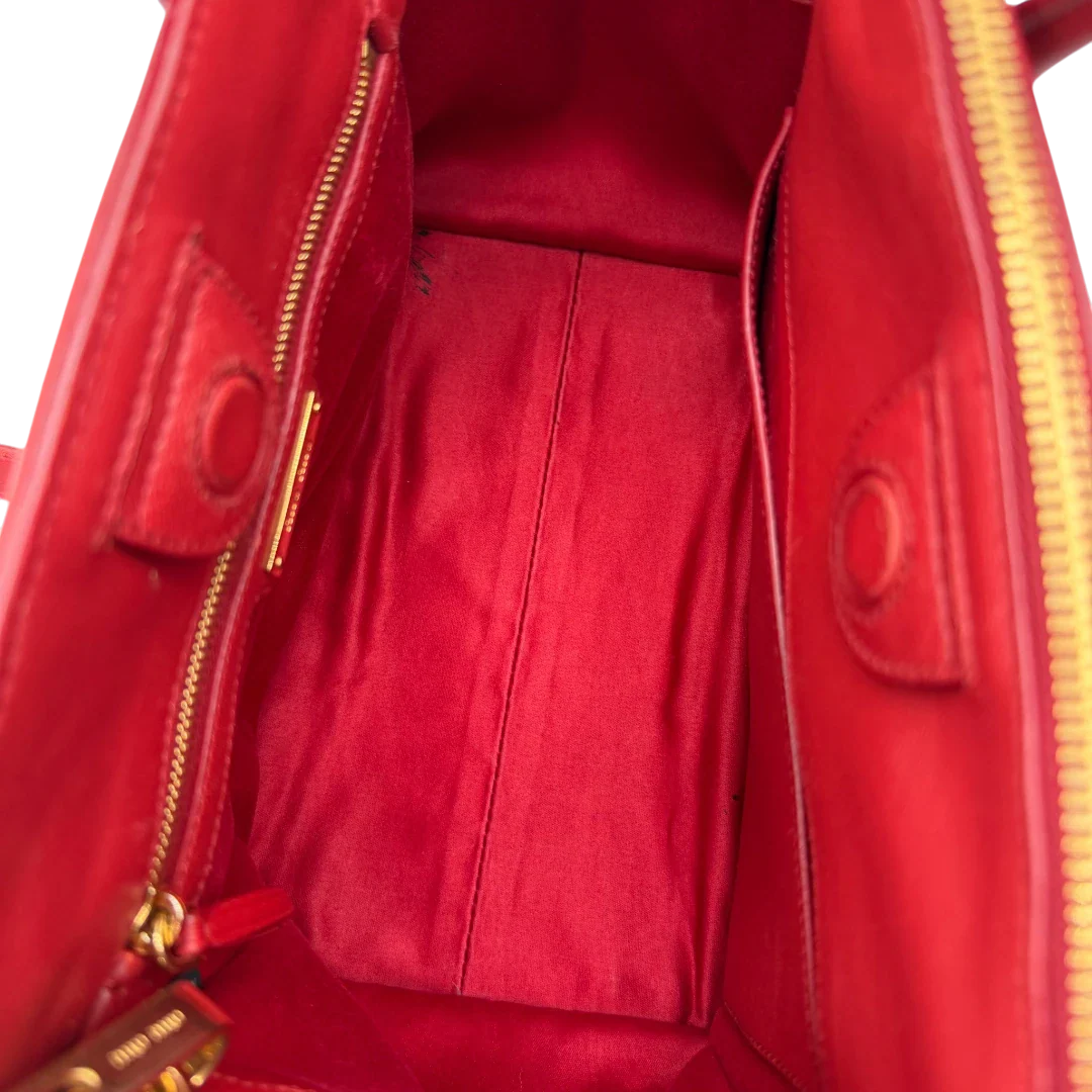 https://cdn.shopify.com/s/files/1/0564/9376/8855/files/Miu_Miu_Handtasche_Biker_aus_Leder_rot_13.webp?v=1781854920
