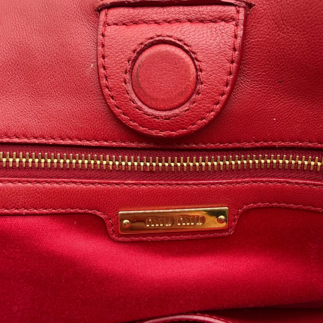 https://cdn.shopify.com/s/files/1/0564/9376/8855/files/Miu_Miu_Handtasche_Biker_aus_Leder_rot_14.webp?v=1781854920