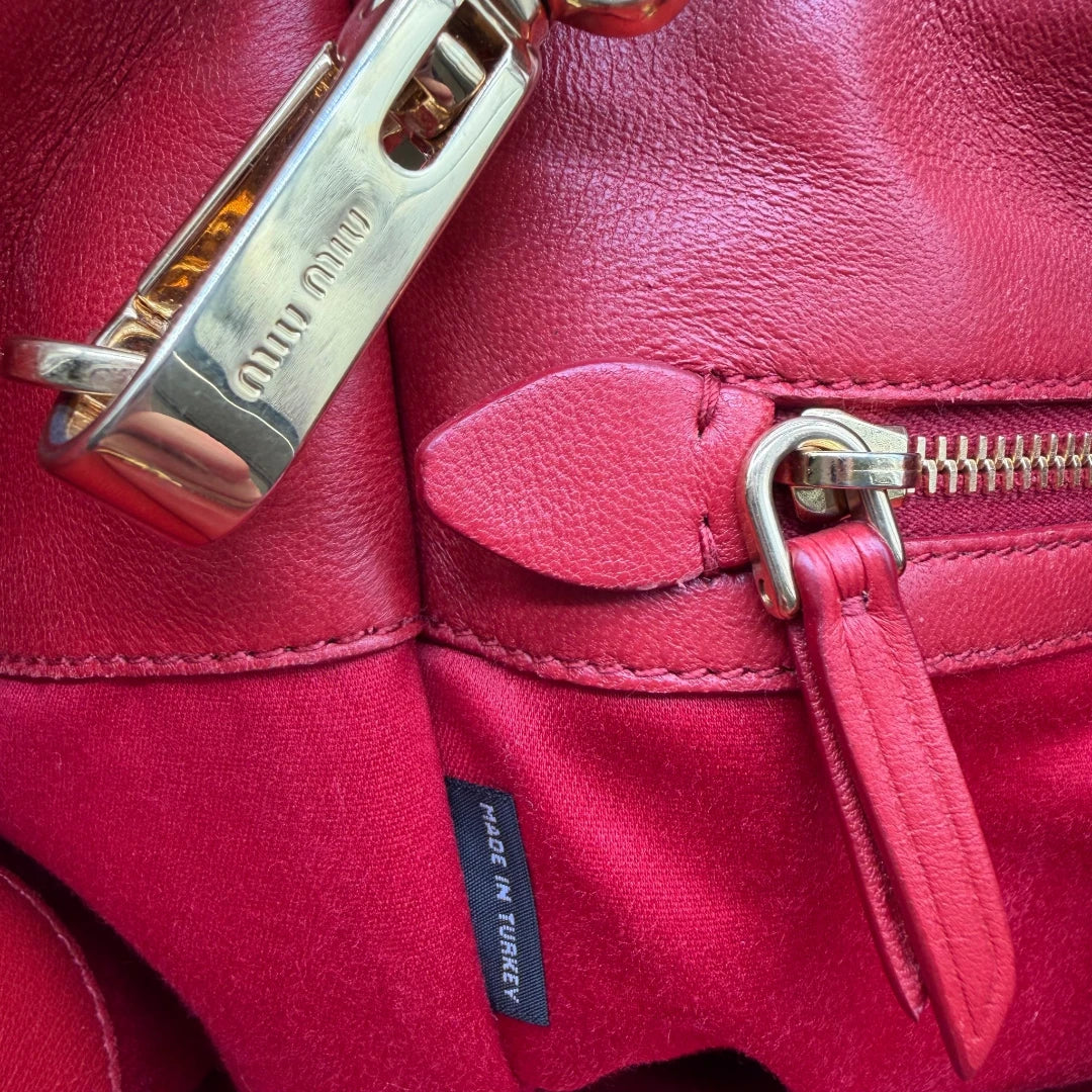 https://cdn.shopify.com/s/files/1/0564/9376/8855/files/Miu_Miu_Handtasche_Biker_aus_Leder_rot_15.webp?v=1781854920
