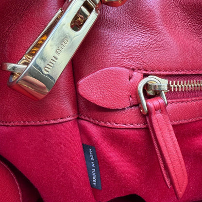 https://cdn.shopify.com/s/files/1/0564/9376/8855/files/Miu_Miu_Handtasche_Biker_aus_Leder_rot_15.webp?v=1781854920