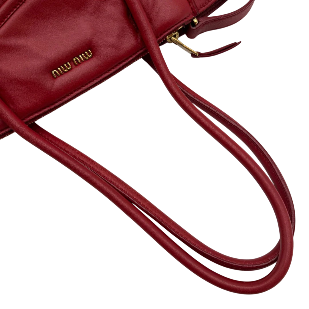 https://cdn.shopify.com/s/files/1/0564/9376/8855/files/Miu_Miu_Handtasche_Biker_aus_Leder_rot_5.webp?v=1781854920