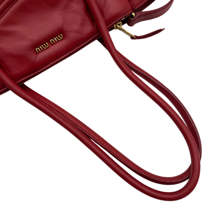 https://cdn.shopify.com/s/files/1/0564/9376/8855/files/Miu_Miu_Handtasche_Biker_aus_Leder_rot_5.webp?v=1781854920