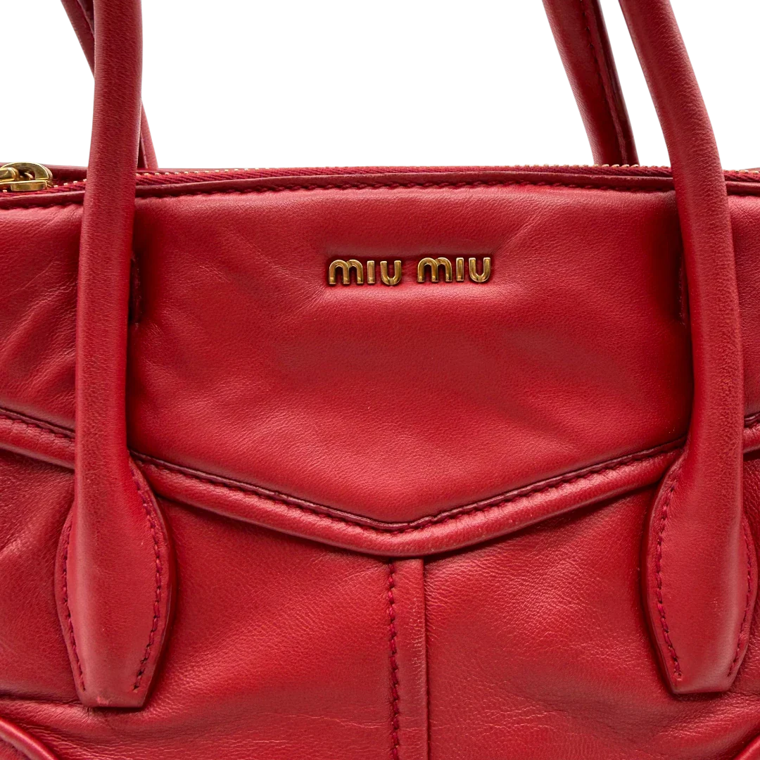 https://cdn.shopify.com/s/files/1/0564/9376/8855/files/Miu_Miu_Handtasche_Biker_aus_Leder_rot_6.webp?v=1781854920