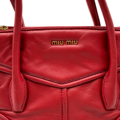 https://cdn.shopify.com/s/files/1/0564/9376/8855/files/Miu_Miu_Handtasche_Biker_aus_Leder_rot_6.webp?v=1781854920