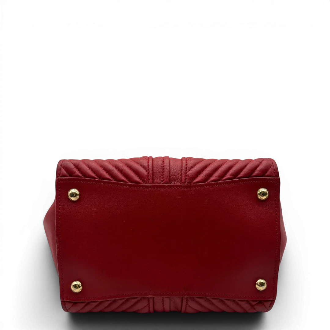 https://cdn.shopify.com/s/files/1/0564/9376/8855/files/Miu_Miu_Handtasche_Biker_aus_Leder_rot_7.webp?v=1781854920