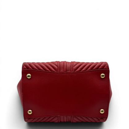 https://cdn.shopify.com/s/files/1/0564/9376/8855/files/Miu_Miu_Handtasche_Biker_aus_Leder_rot_7.webp?v=1781854920
