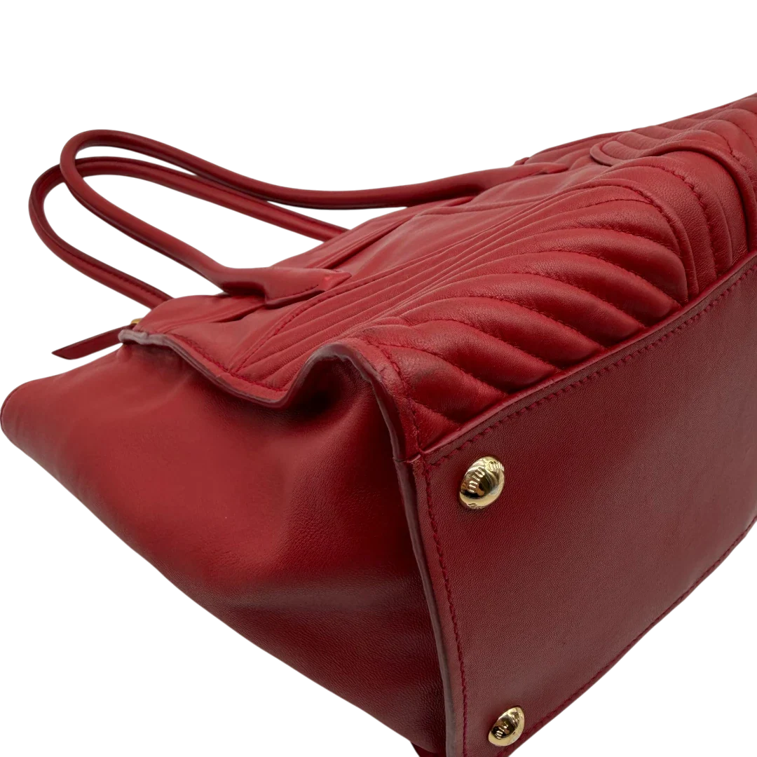 https://cdn.shopify.com/s/files/1/0564/9376/8855/files/Miu_Miu_Handtasche_Biker_aus_Leder_rot_8.webp?v=1781854920
