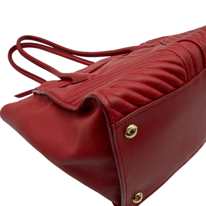 https://cdn.shopify.com/s/files/1/0564/9376/8855/files/Miu_Miu_Handtasche_Biker_aus_Leder_rot_8.webp?v=1781854920