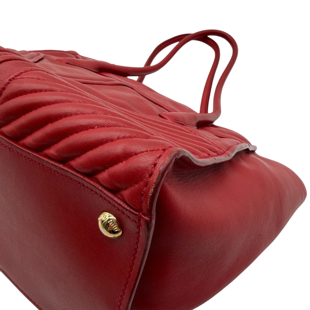 https://cdn.shopify.com/s/files/1/0564/9376/8855/files/Miu_Miu_Handtasche_Biker_aus_Leder_rot_9.webp?v=1781854920