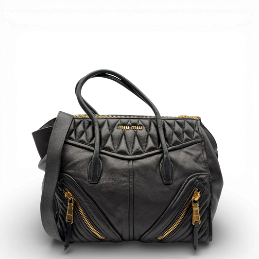 https://cdn.shopify.com/s/files/1/0564/9376/8855/files/Miu_Miu_Handtasche_Biker_mit_Umhangegurt_aus_Leder_schwarz_vintage_0773.webp?v=1772106333