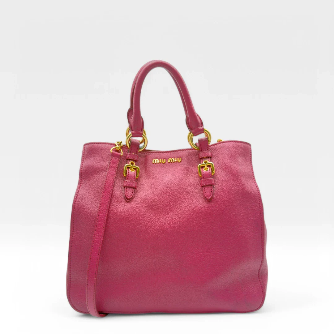 https://cdn.shopify.com/s/files/1/0564/9376/8855/files/Miu_Miu_Handtasche_Madras_mit_Umhaengegurt_aus_Leder_pink_second_hand_luxury_Y2K_handbag_0948.webp?v=1743072983