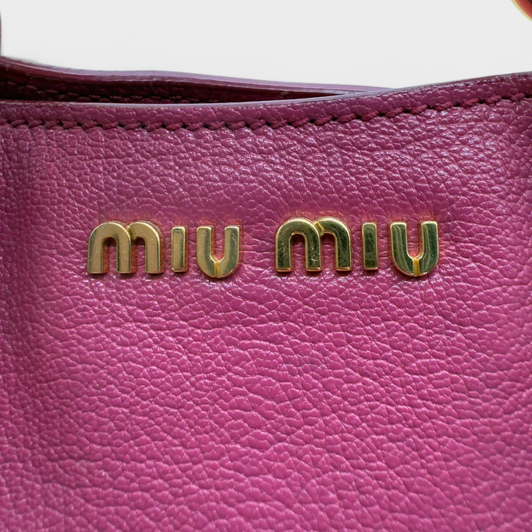 https://cdn.shopify.com/s/files/1/0564/9376/8855/files/Miu_Miu_Handtasche_Madras_mit_Umhaengegurt_aus_Leder_pink_second_hand_luxury_Y2K_handbag_0962.webp?v=1743072968