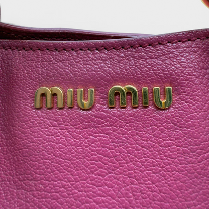 https://cdn.shopify.com/s/files/1/0564/9376/8855/files/Miu_Miu_Handtasche_Madras_mit_Umhaengegurt_aus_Leder_pink_second_hand_luxury_Y2K_handbag_0962.webp?v=1743072968