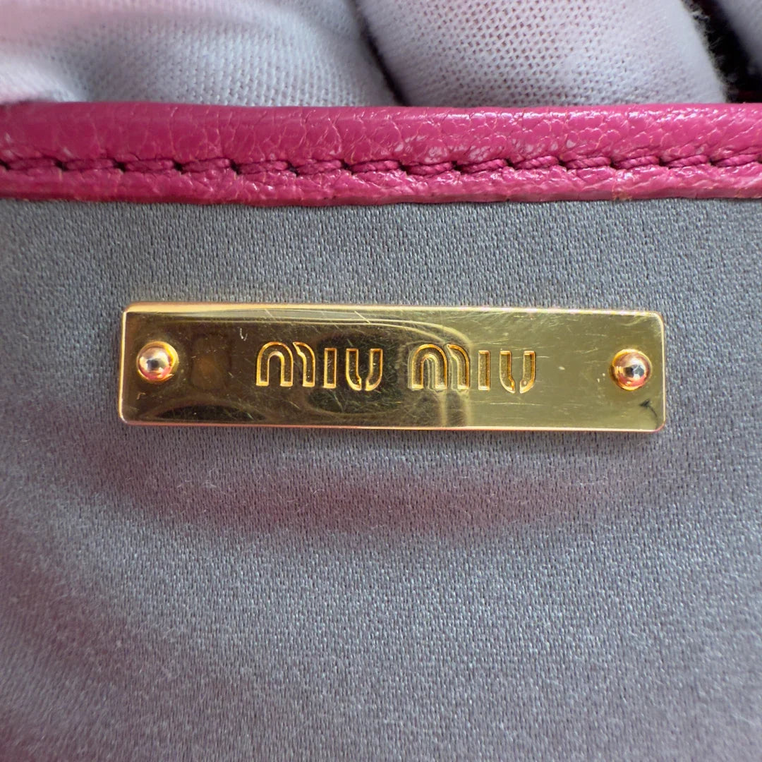 https://cdn.shopify.com/s/files/1/0564/9376/8855/files/Miu_Miu_Handtasche_Madras_mit_Umhaengegurt_aus_Leder_pink_second_hand_luxury_Y2K_handbag_0967.webp?v=1743072968