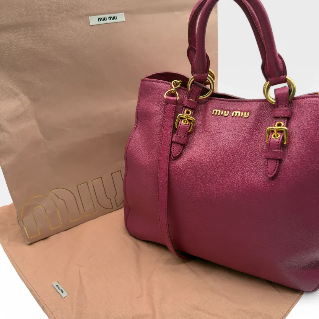https://cdn.shopify.com/s/files/1/0564/9376/8855/files/Miu_Miu_Handtasche_Madras_mit_Umhaengegurt_aus_Leder_pink_second_hand_luxury_Y2K_handbag_0983.webp?v=1743072969