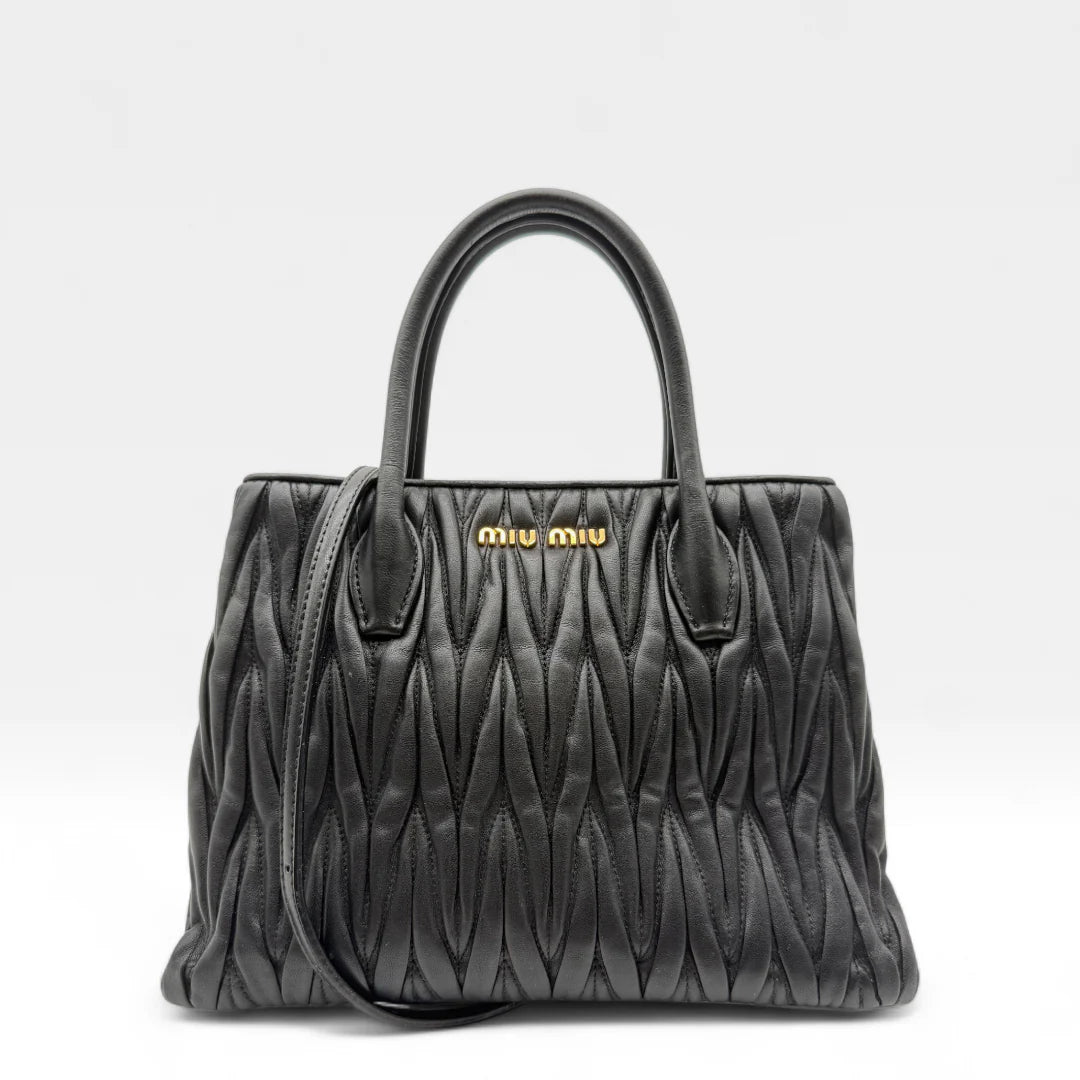 https://cdn.shopify.com/s/files/1/0564/9376/8855/files/Miu_Miu_Handtasche_Matelasse_aus_Leder_schwarz_vintage_handbag9008.webp?v=1760052518