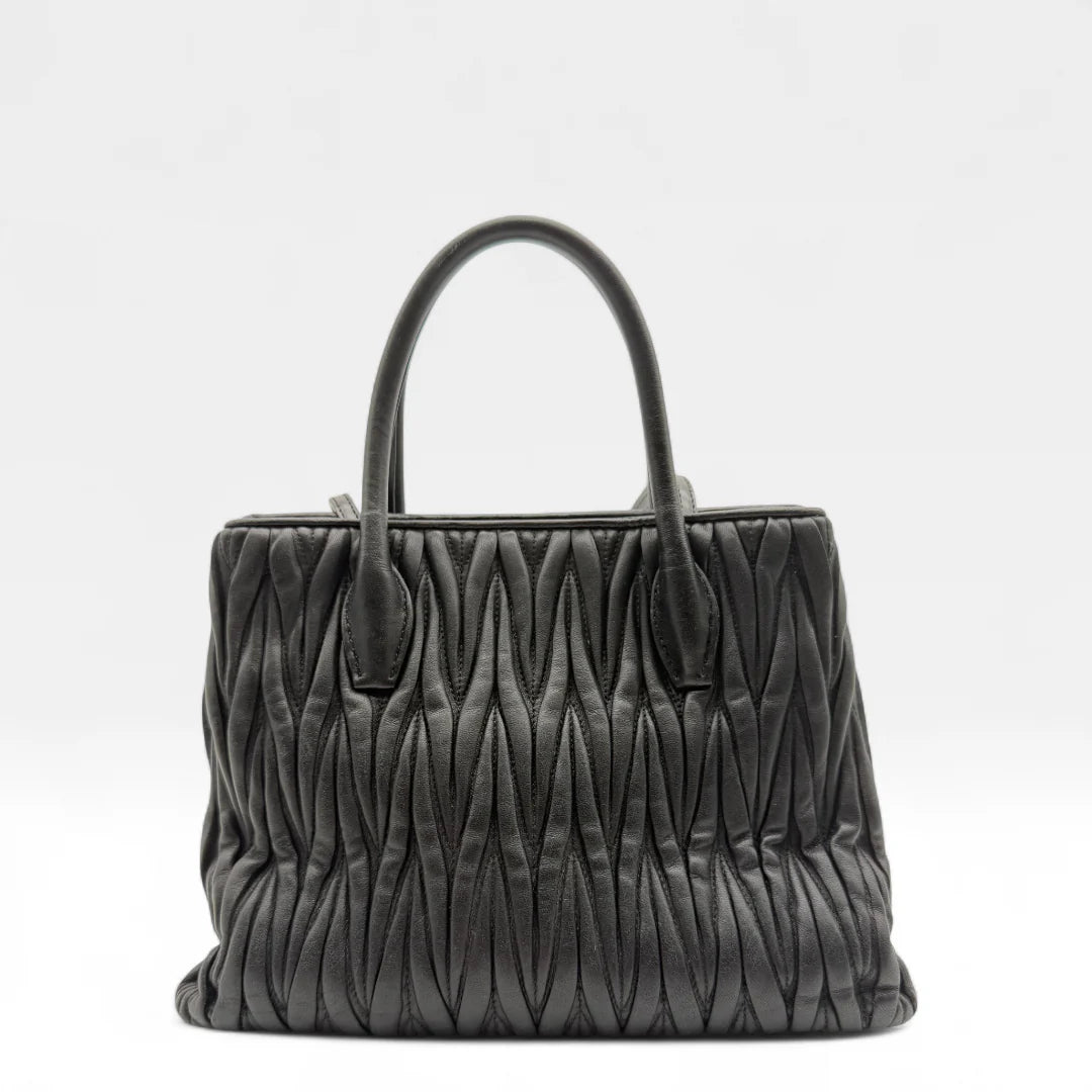 https://cdn.shopify.com/s/files/1/0564/9376/8855/files/Miu_Miu_Handtasche_Matelasse_aus_Leder_schwarz_vintage_handbag9009.webp?v=1760052482