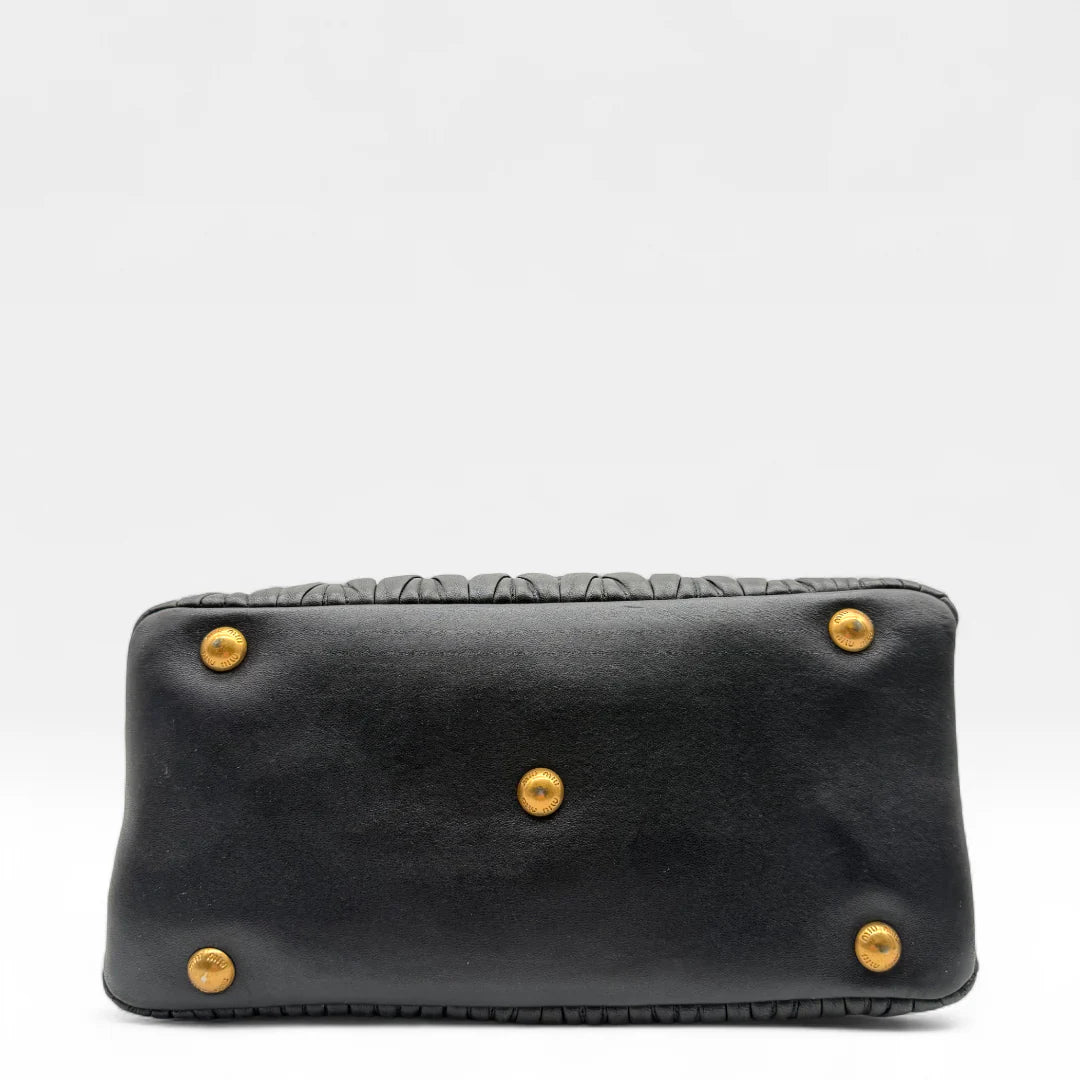 https://cdn.shopify.com/s/files/1/0564/9376/8855/files/Miu_Miu_Handtasche_Matelasse_aus_Leder_schwarz_vintage_handbag9012.webp?v=1760052483