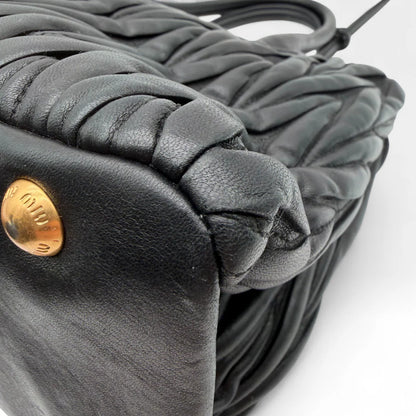 https://cdn.shopify.com/s/files/1/0564/9376/8855/files/Miu_Miu_Handtasche_Matelasse_aus_Leder_schwarz_vintage_handbag9013.webp?v=1760052483