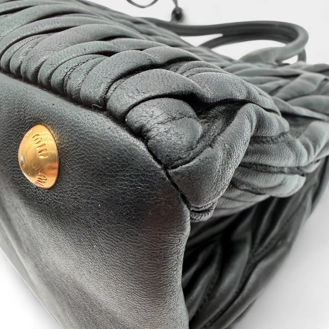 https://cdn.shopify.com/s/files/1/0564/9376/8855/files/Miu_Miu_Handtasche_Matelasse_aus_Leder_schwarz_vintage_handbag9015.webp?v=1760052483